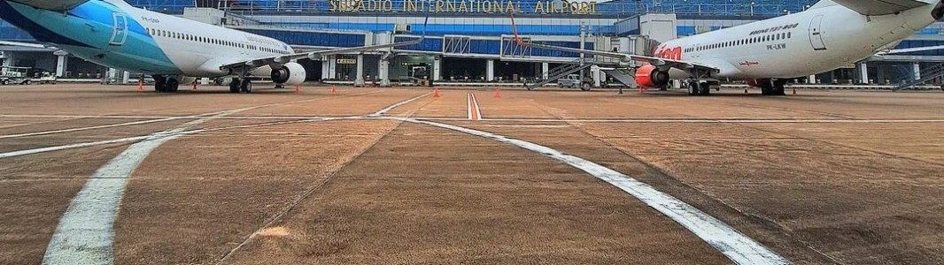 Apron dan pesawat di sisi udara bandara